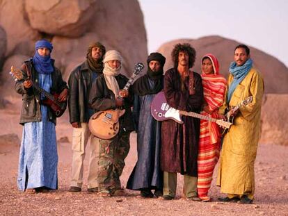 Los miembros del grupo de músicos tuaregs, Tinariwen.