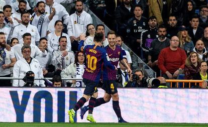 Rakitic festeja junto a Messi su gol en el Bernabéu.