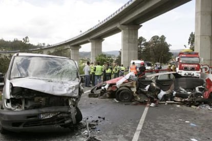 La furgoneta y el turismo destrozados por el impacto en la carretera N-640 de Caldas de Reis (Pontevedra)