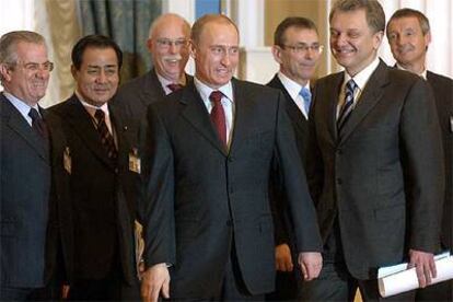 El presidente de Rusia, Vladímir Putin, en el centro, junto a varios de los asistentes a la reunión del G-8.