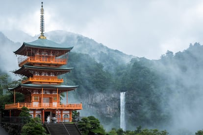 El templo de Seigantoji con la cascada de Nachi.