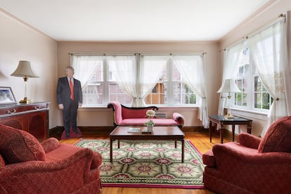 El salón de la casa de la infancia de Trump, cuando se alquilaba por días en la plataforma Airbnb.