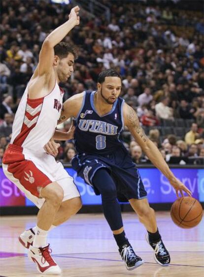 El jugador de los Jazz Deron Williams y el español José Manuel Calderón, de los Raptors.