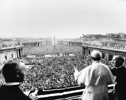 El Papa número 263º de la Iglesia católica sale al balcón de la plaza de Vaticano en su primera aparición pública, una hora después de su elección, el 26 de agosto de 1978. Antes de dar la bendición ‘urbi et orbi’ (a la ciudad de Roma y al mundo entero) cantó en latín, demostrando lo que sus feligreses ya sabían, que Juan Pablo I cantaba muy bien. Tuvo que salir una segunda ocasión ante los aplausos de los 300.000 fieles que llenaban la plaza. Después, por decisión suya, se encerró con los 111 cardenales (de los que 81 habían votado a su favor) hasta el día siguiente.