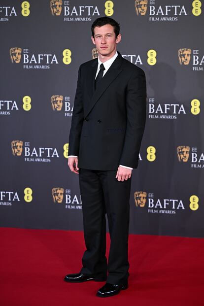 Callum Turner ('Maestros del aire'), con traje de Burberry.