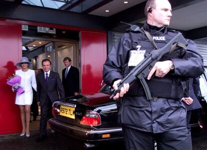 Un policía vigila, mientras el presidente argentino Carlos Menem y su hija, Zulema, salen del aeropuerto londinense de Heathrow, para iniciar su visita oficial de 6 días al Reino Unido, la primera de un mandatario argentino tras la guerra de las Malvinas en 1982, en octubre de 1998.