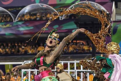 Uno de los integrantes de la escuela de samba del Grupo Especial Mangueira en el sambódromo de Marques de Sapucaí durante el carnaval en Río de Janeiro (Brasil), el 11 de febrero de 2018.