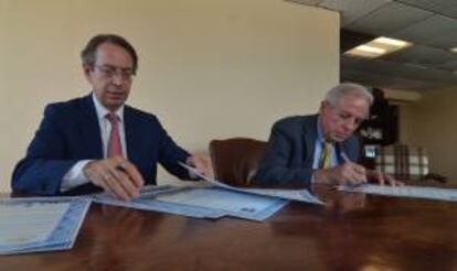De izda. a dcha., el presidente de EFE, José Antonio Vera, y el alcalde de Miami, Tomás Regalado, firman un convenio de colaboración con el objetivo de incentivar las inversiones y fomentar la iniciativa empresarial en la ciudad este miércoles 26 de febrero 2014, en el Ayuntamiento de Miami, Florida.
