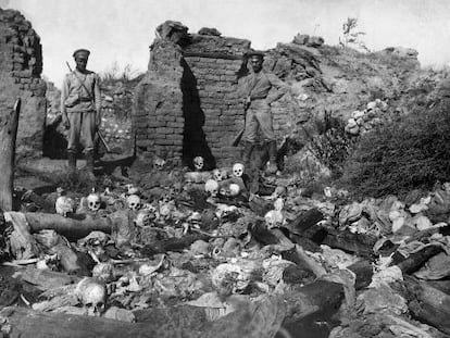 Dos soldados ante los restos de víctimas armenias en una imagen de 1915 cedida por el Armenian Genocide Museum Institute.