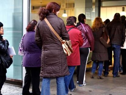 Una cola de desempleados a la puerta de un centro de ocupación del Servef, en Valencia.