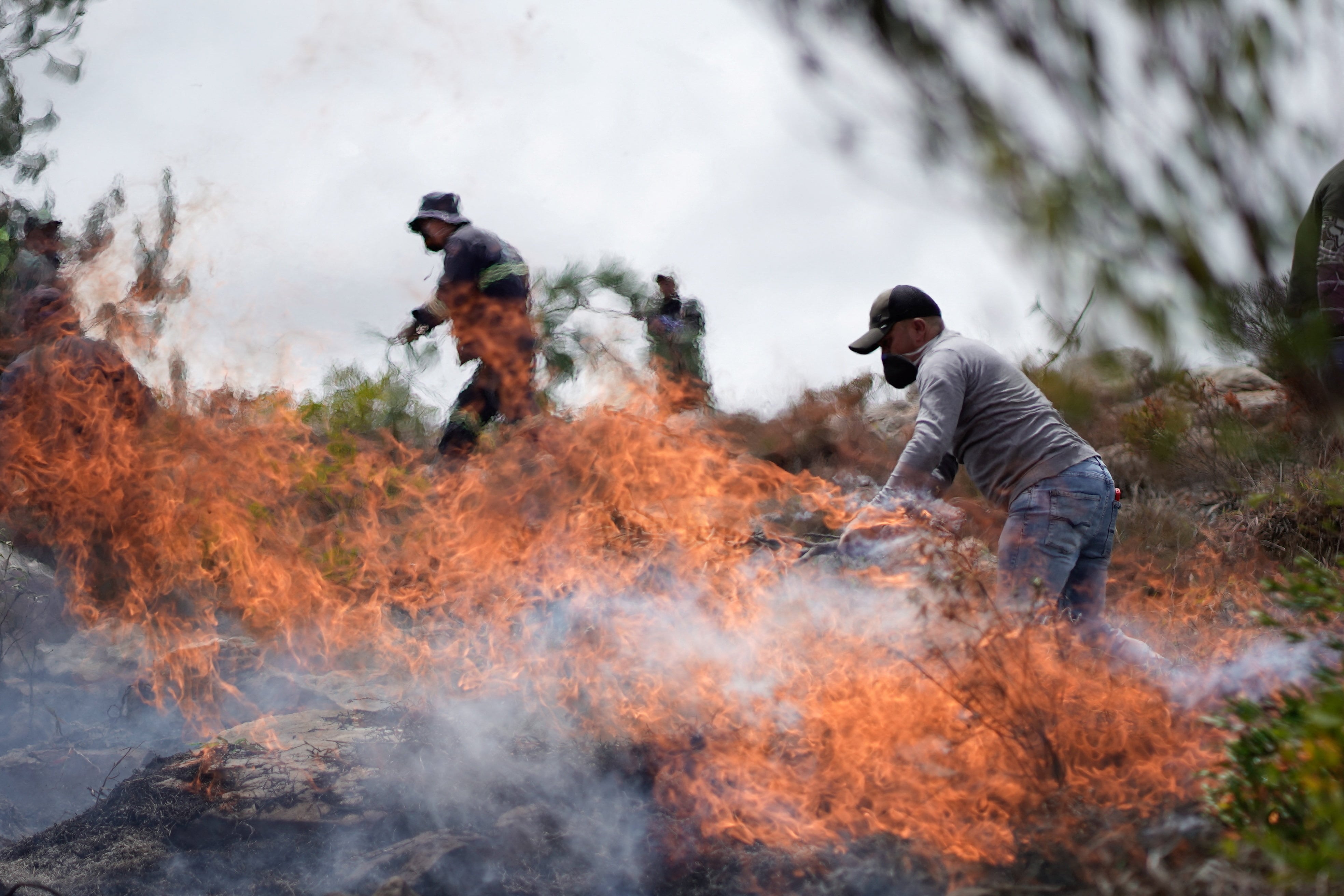 El incendio en Villa de Leyva se aleja del casco histórico hacia lo alto del cerro: “Nos faltó apoyo a tiempo”