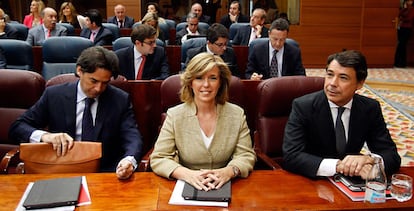 Percival Manglano, consejero de Economía y Hacienda; Regina Plañiol, consejera de Presidencia y Justicia, e Ignacio González, nuevo presidente de la Comunidad de Madrid en los escaños en que se sentarán a partir de ahora.