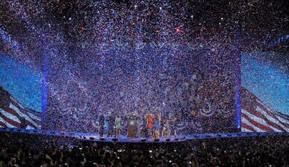 Una cascada de confeti, en la celebración demócrata en Chicago.