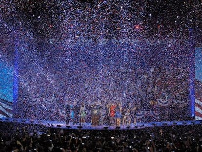 Una cascada de confeti, en la celebración demócrata en Chicago.