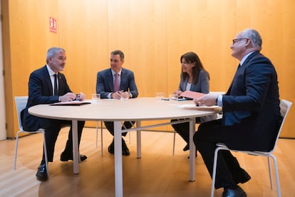 El presidente Pedro Sánchez, con el alcalde de Barcelona, Jaume Collboni (izquierda); y sus homólogos de París, Anne Hidalgo, y Roma, Roberto Gualtieri.
