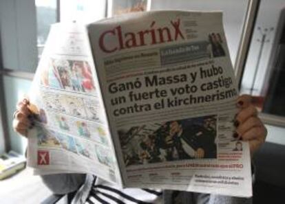 En la imagen, un ejemplar del diario Clarín, que ha declarado que se siente afectado por la ley de medios. EFE/Archivo