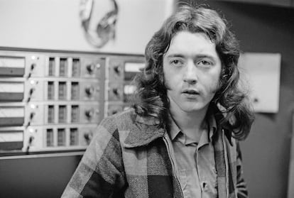 Rory Gallagher in a recording studio; 1972.