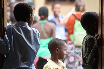 Una de las mejores visitas en Gweta es al colegio. Los niños reciben a los visitantes con alegría y dispuestos a demostrar lo que están aprendiendo