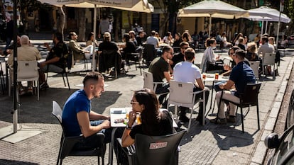 A sidewalk café in Madrid, one of the many regions where the hostelry sector has not been closed.