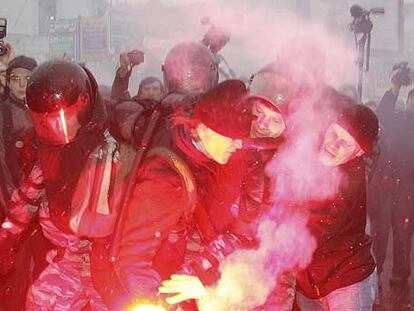 La policía antidisturbios rusa carga contra opositores ayer en Moscú.