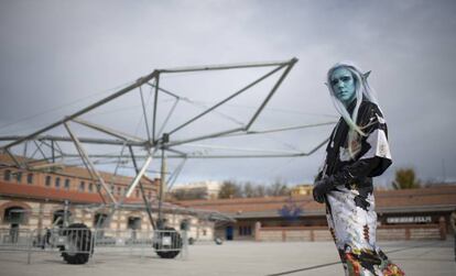 El artista Pablo Durango, en su caracterización llamada Onyx, junto a una de las estructuras del proyecto Escaravox, en la plaza central de Matadero.