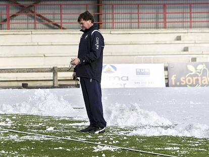 Camacho, entrenador de Osasuna, observa ayer la nieve durante el entrenamiento de su equipo.