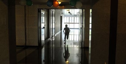 Un niño enfermo de cáncer en los pasillos de un hospital.