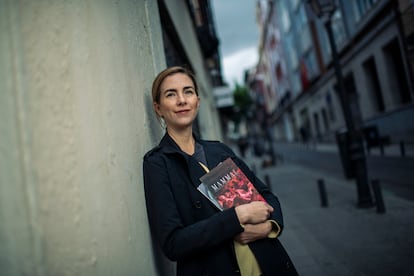 La poeta colombiana Ana María Caballero con un ejemplar de su poemario 'Mammal', retratada en Madrid el 17 de mayo de 2024.