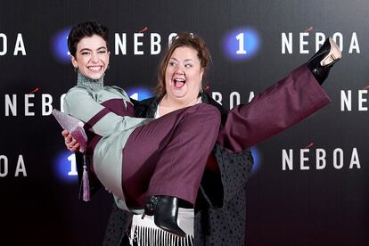 Las actrices Claudia Riera e Itziar Castro (a la derecha) posan al estreno de 'Neboa' en el cine Capitol de Madrid, en 2020.