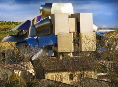 Edificio proyectado por Frank Gehry (con hotel, <b><i>spa </b></i>y restaurante) para la Ciudad del Vino de las bodegas Marqués de Riscal, en la localidad alavesa de Elciego.