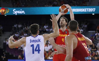 Pau Gasol lanza ante Svrdelik.