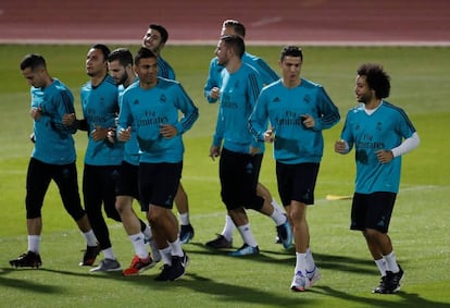 Los jugadores del Madrid en el entrenamiento de este jueves. 