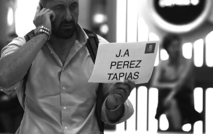 10.57h. Hugo Suárez, conductor de Pérez Tapias, espera su llegada en el aeropuerto de Madrid Barajas "Adolfo Suárez". Suárez es un militante del PSOE que acompañará al candidato durante los próximos tres días porque le convence su propuesta. Ha pedido fiesta en el trabajo y un coche prestado a un amigo.