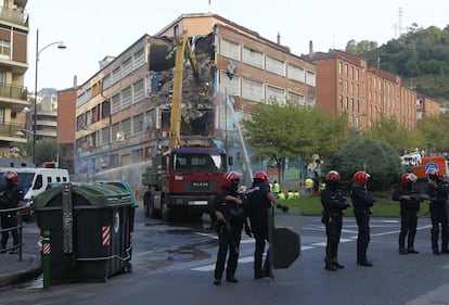 La Ertzaintza mantiene acordonados los alrededores del 'gaztetxe' (local juvenil) Kukutza, en el barrio bilbaíno de Rekalde, mientras se procede a la demolición del edificio.