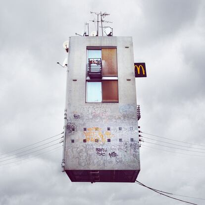 Não está bem! Nesta página, casas públicas e uma hamburgueria compartilham o edifício. A criança se aproxima da janela. Espera que sua mãe lhe leve um menu de comida rápida. Segundo o fotógrafo, ela pensa que isso lhe fará feliz.