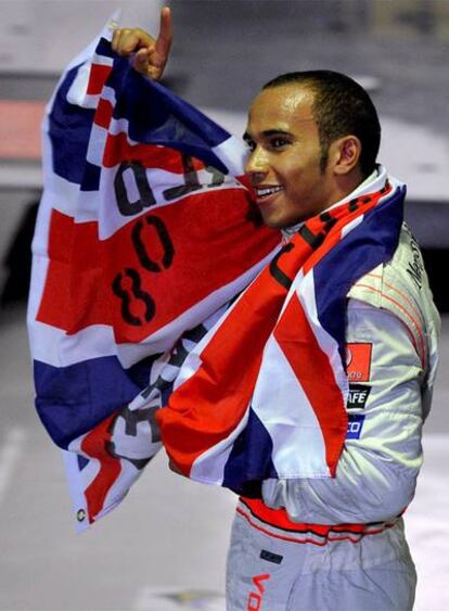 Lewis Hamilton celebra su primer título mundial.