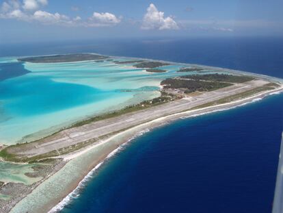 Este aeropuerto ocupa buena parte de la superficie emergida en uno de los extremos de Bora Bora. La descripción de los afortunados usuarios que lo han contemplado desde el aire destacan que está en mitad de una laguna turquesa y de aguas cristalinas. 312.000 pasajeros despegaron o aterrizaron en este enclave en 2018.