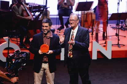 Roc Casagran, ganador del Premi Sant Jordi de Novel·la, y Xavier Antich, presidente de Òmnium Cultural