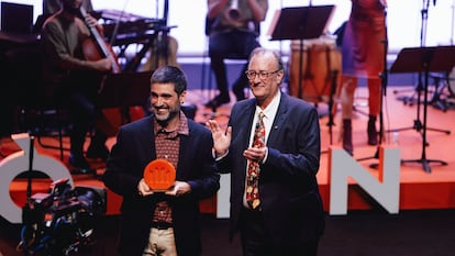 Roc Casagran recull el Premi Sant Jordi de Novel·la de mans de Xavier Antich, president d'Òmnium Cultural.