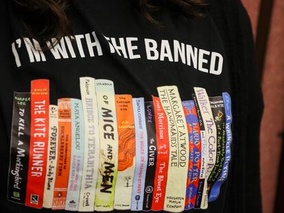 Una profesora de inglés lleva una camiseta contra la prohibición de libros en el Estado de Florida, en febrero de 2023.