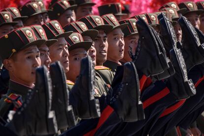 Soldados norcoreanos durante un desfile militar en 2018