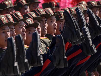 Soldados norcoreanos durante un desfile militar en 2018