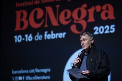 Carlos Zanón, comisario del BCNegra, da la bienvenida al festival en la sala Paral·lel 62