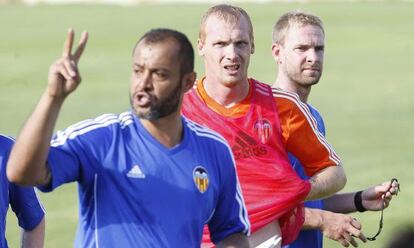 Jeremy Mathieu, con el entrenador del Valencia Nuno.