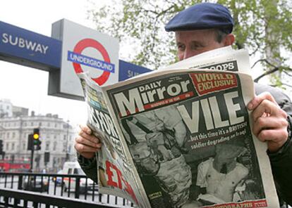 Un hombre lee el <i>Daily Mirror,</i> donde se informa de las torturas de soldados británicos a presos iraquíes.