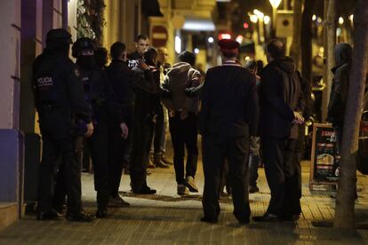 Los Mossos se llevan detenido a uno de los presuntos secuestradores de dos compatriotas de origen chino en un piso de la calle de Amigó de Barcelona, este viernes.