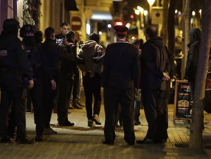 Los Mossos se llevan detenido a uno de los presuntos secuestradores de dos compatriotas de origen chino en un piso de la calle de Amigó de Barcelona, este viernes.