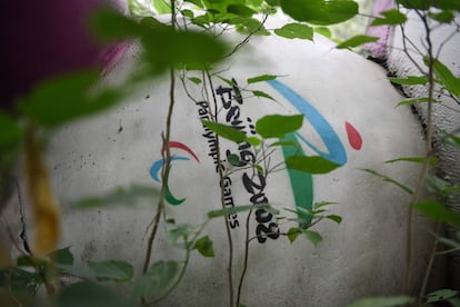 Fu Niu Lele, la mascota de los Juegos Paralímpicos de Beijing 2008, yace entre los árboles detrás de un centro comercial abandonado en Beijing.