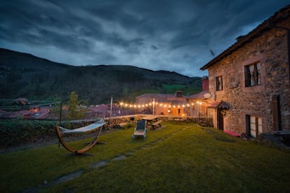 Fachada del hotel La Infinita, en Carmona (Cantabria).