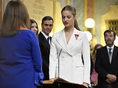 La princesa Leonor juraba este martes la Constitución frente a la presidenta del Congreso, Francina Armengol, en Madrid.